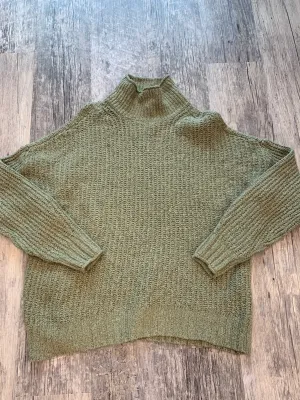 American Eagle Sweater Size Medium