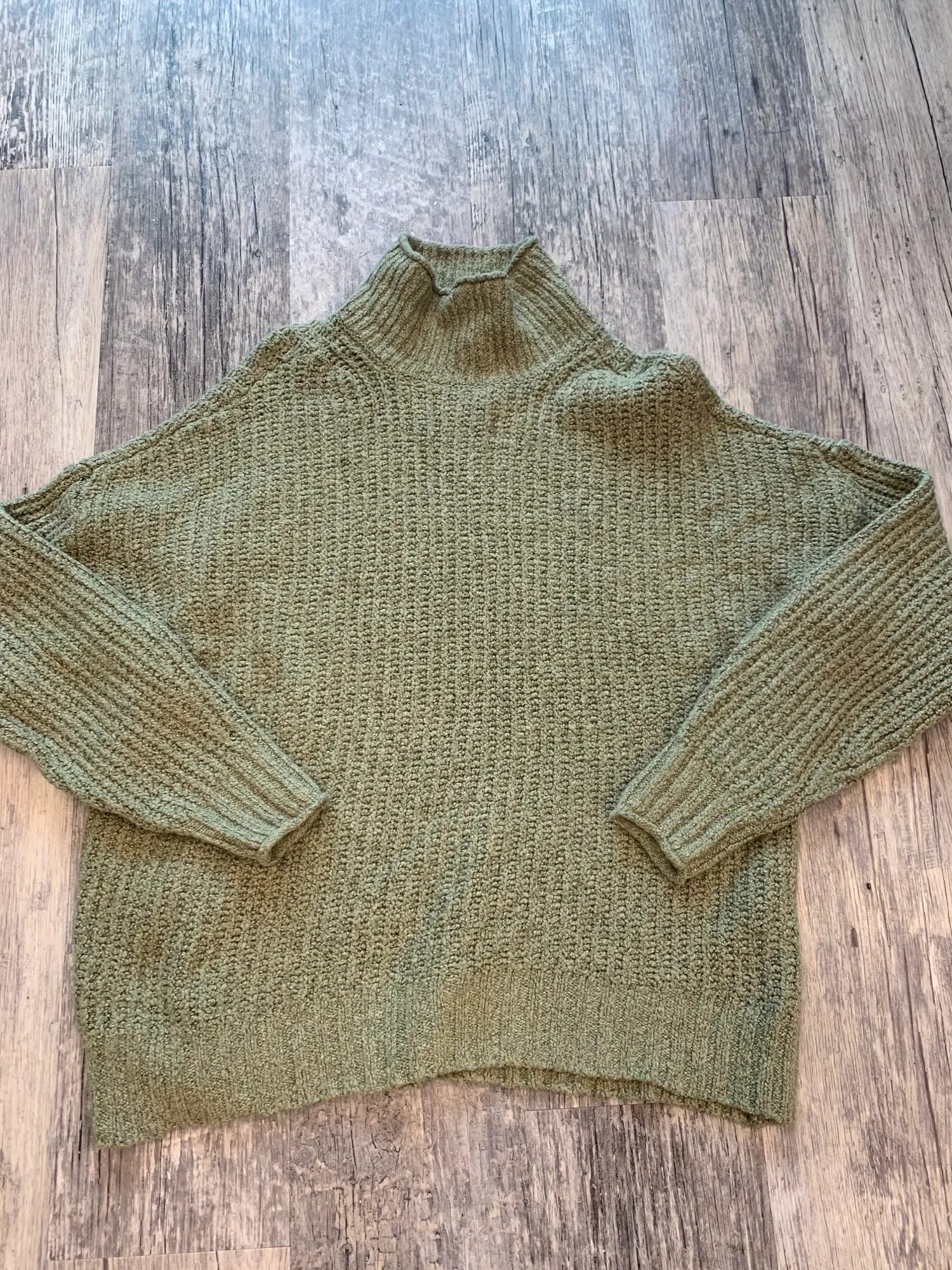American Eagle Sweater Size Medium