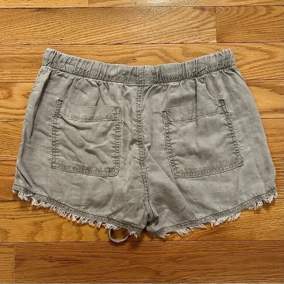 Bella Dahl Fray Hem Shorts in Soft Army sz S