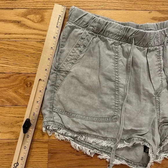 Bella Dahl Fray Hem Shorts in Soft Army sz S