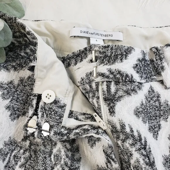 DVF Naples Shorts In Floral Stamp Chino Shorts