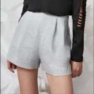 Finders Keeper Pink Coco Pleated Shorts Size Large