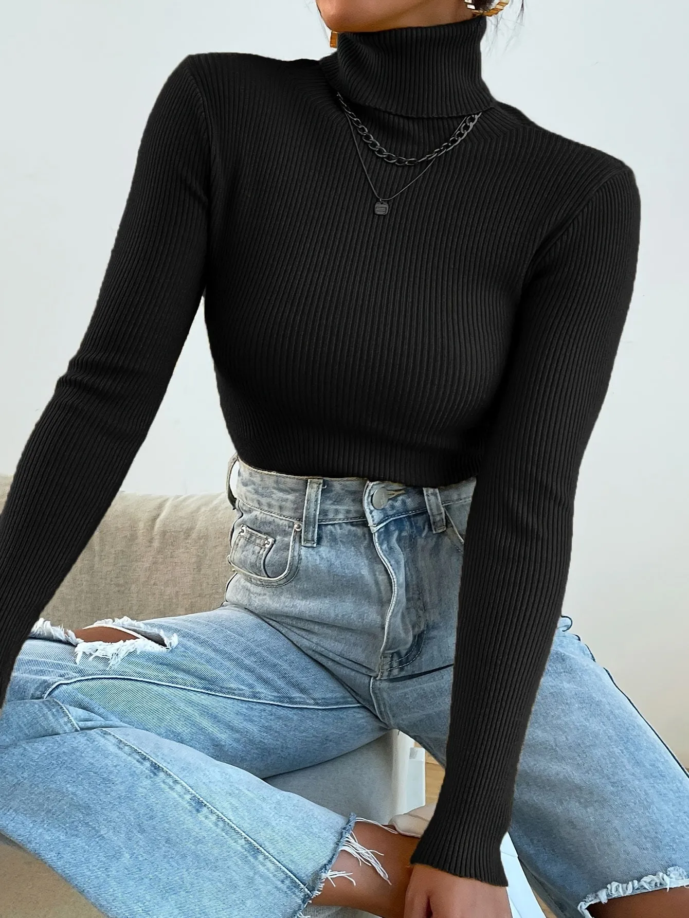 Hera - Black Ribbed Slim-Fit Turtleneck Sweater for Women
