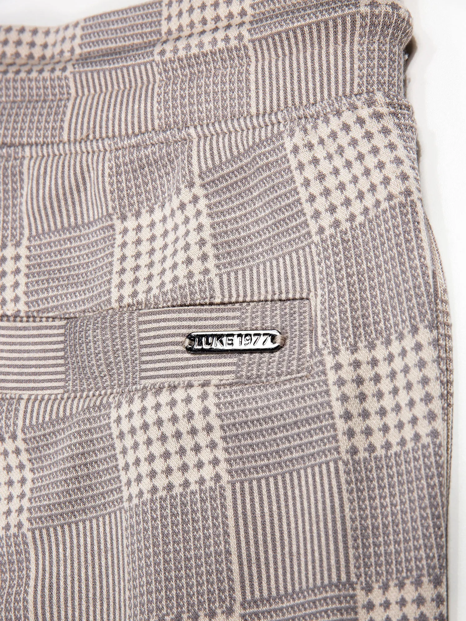 LAKI TEXTURED SHORTS