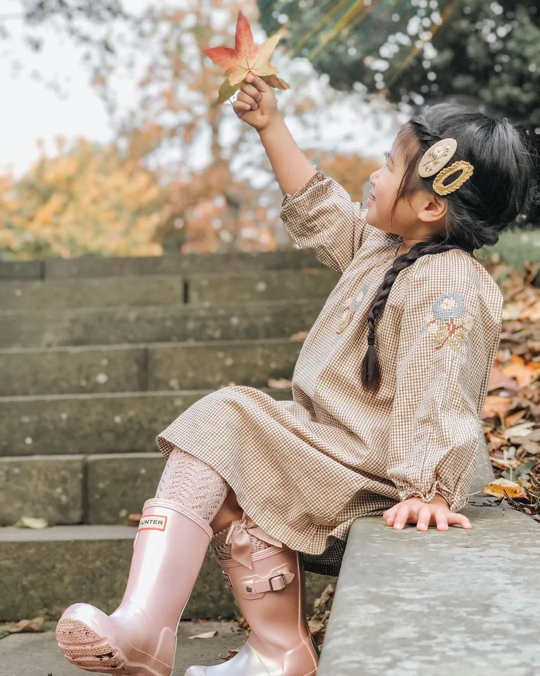 Monbebe Embroidery Dress (2 colour options)
