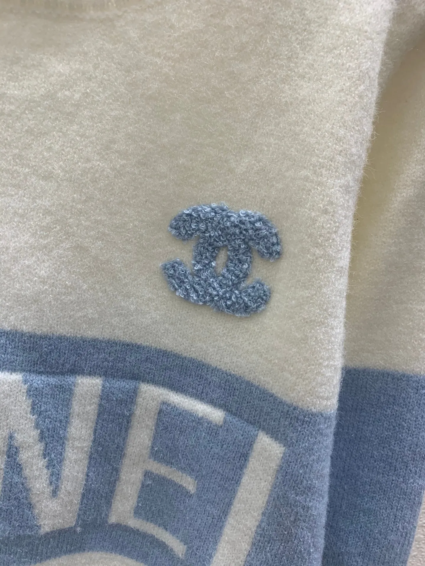 New Round Neck Sweater with Letter Logo