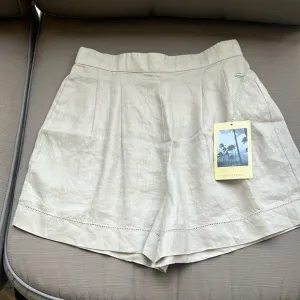 NWT Women’s Linen Shorts. SZ S. Color Wheat.