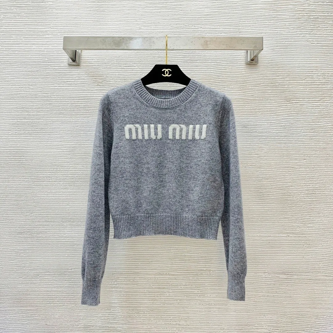 Soft and skin-friendly fashionable and simple letter knitted top
